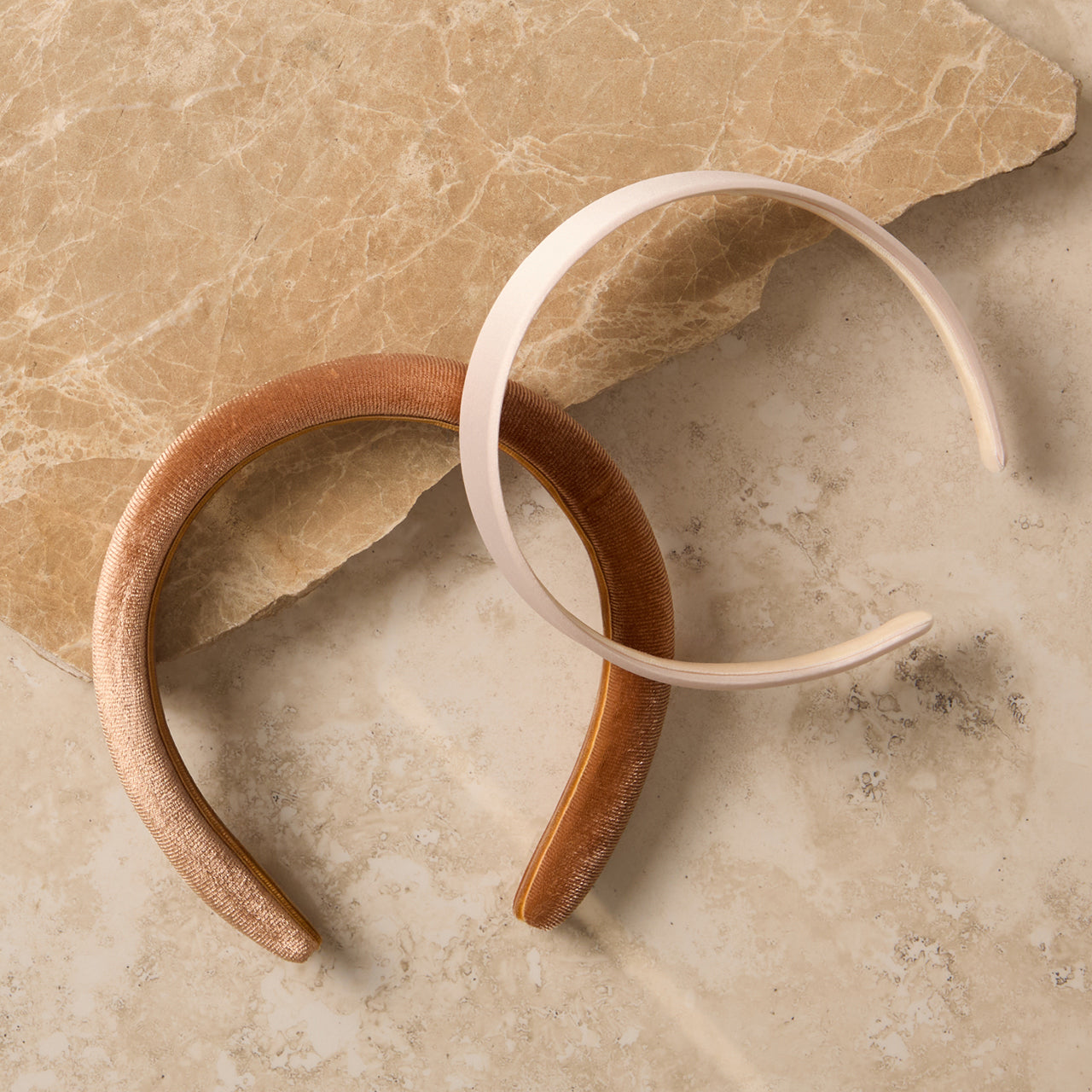 Satin- und Samtstirnbänder in Creme und Kamelbraun