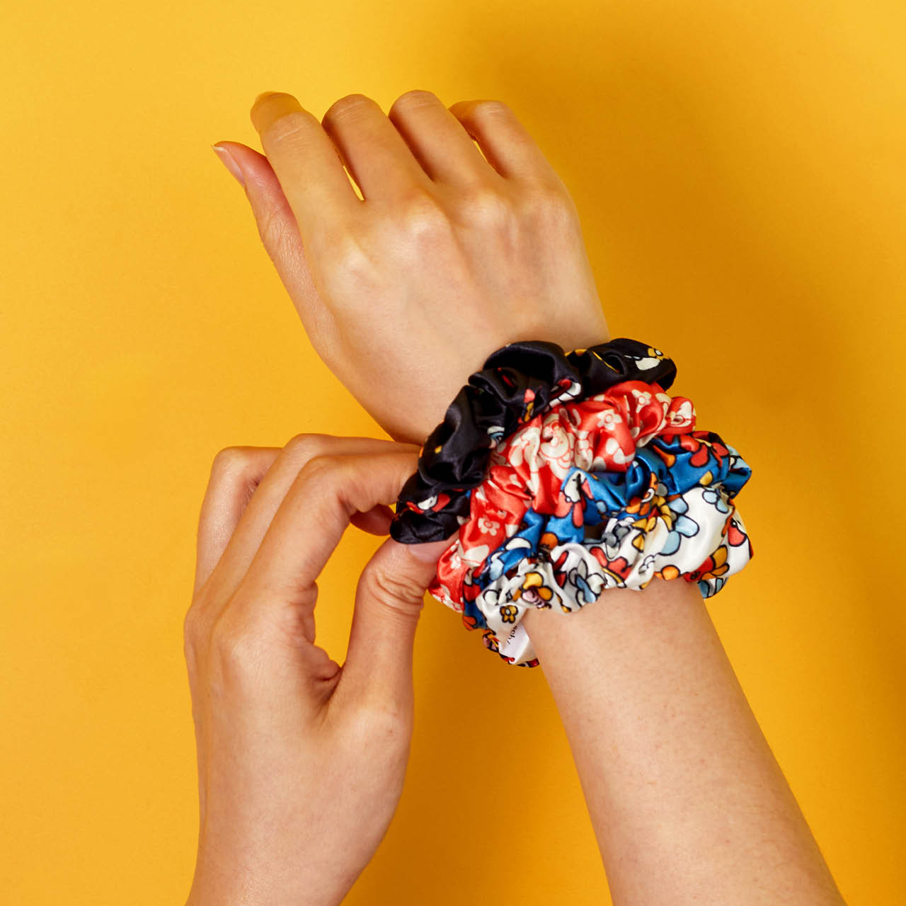 Kitsch x BT21 Satin Schlaf Scrunchies 4pc Set