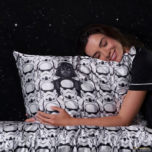 Star Wars™ & Kitsch Taie d'oreiller en satin Darth Vader & Stormtroopers
