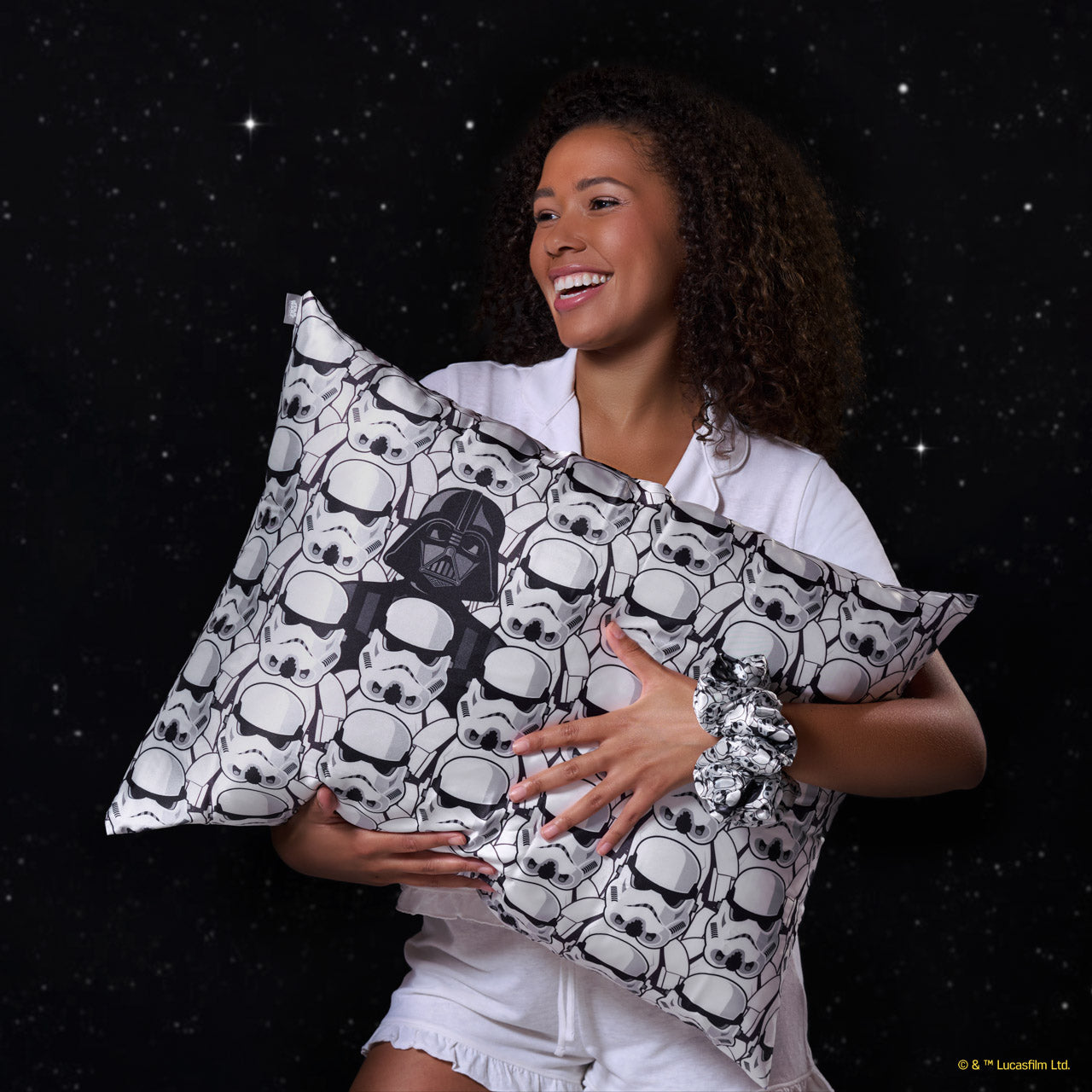 Star Wars™ & Kitsch Taie d'oreiller en satin Darth Vader & Stormtroopers
