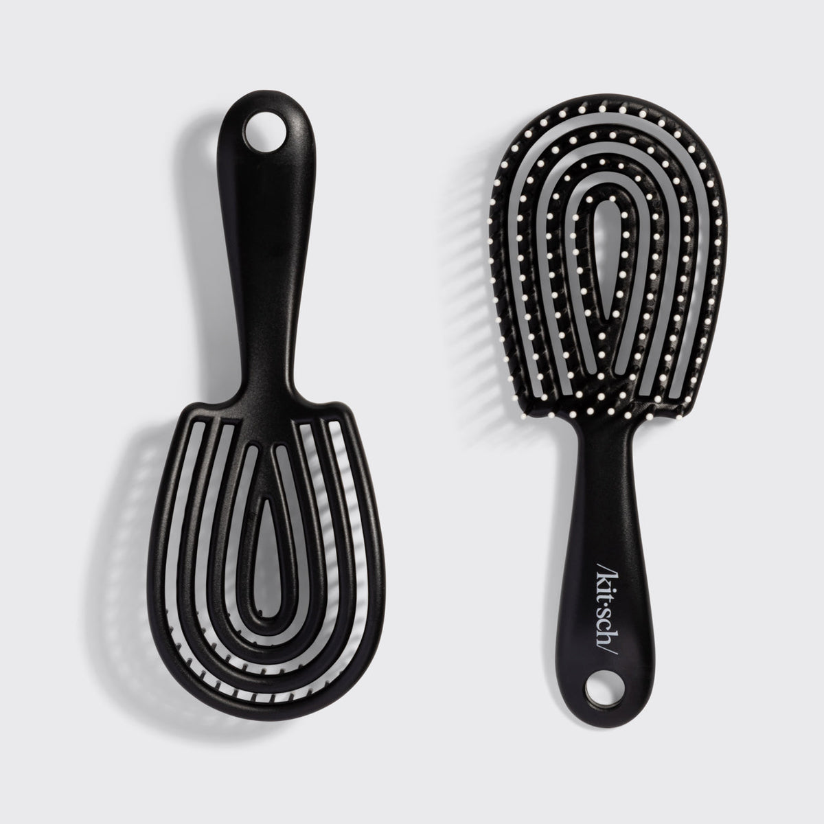Model using the Kitsch Black Detangling Flexi Brush Mini on hair